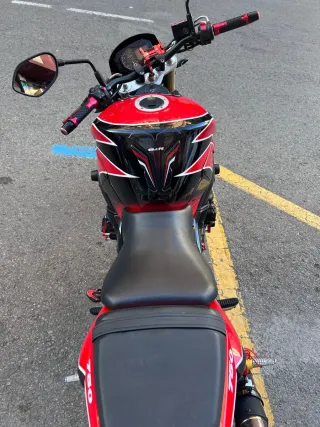 Suzuki GSR 750 Naked Roja y Negra
