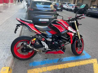 Suzuki GSR 750 Naked Roja y Negra