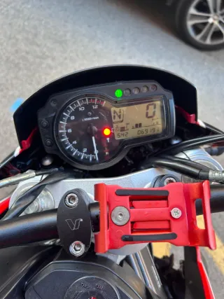 Suzuki GSR 750 Naked Roja y Negra