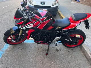 Suzuki GSR 750 Naked Roja y Negra