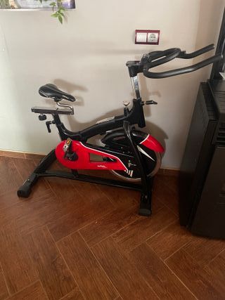 Bicicleta Estática Roja y Negra