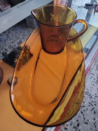 Bandeja y jarra de cristal color ámbar