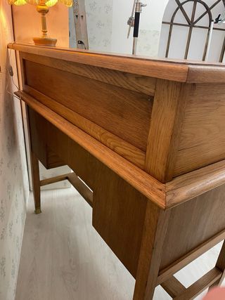 Escritorio vintage de madera natural con cuero