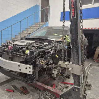 Trabajo de chapa y pintura precio económico.