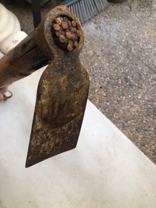 Escardillo antiguo de madera y metal