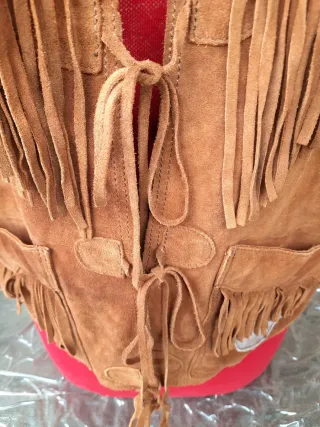 Gilet con frange in camoscio