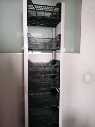 Estantería para frutas de aluminio y plástica.