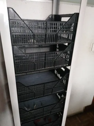 Estantería para frutas de aluminio y plástica.