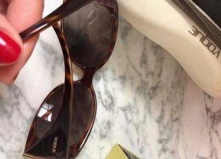 Nuove occhiali da sole marrone carey dorati Vogue