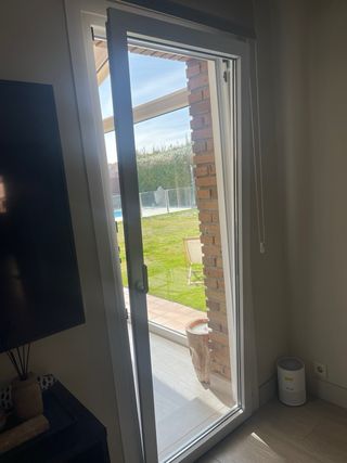 Puerta oscilobatiente