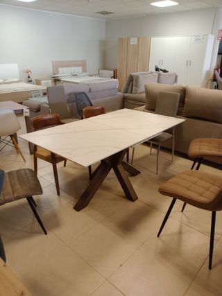 Mesa de comedor con sobre cerámico extensible