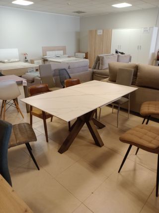 Mesa de comedor con sobre cerámico extensible
