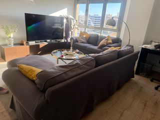 Sofá gris dos plazas y otro 3 plazas y adicional e