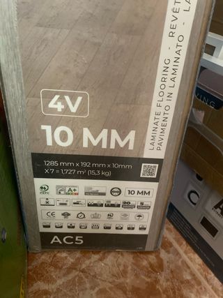 Caja suelo laminado gris