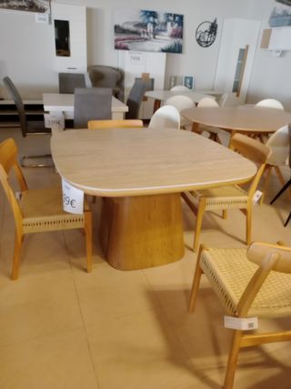 Mesa de comedor sobre porcelánico