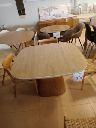 Mesa de comedor sobre porcelánico