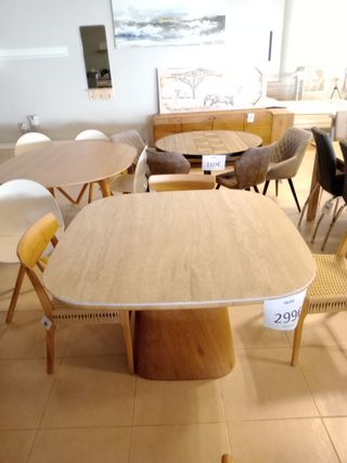 Mesa de comedor sobre porcelánico