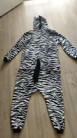 Disfraz o pijama tipo mono de cebra