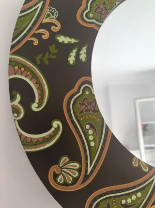 Espejo decorativo redondo. 53.5 cms