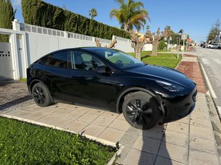 Tesla Model Y 2025 - 3800 kms
