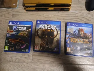 Play Station 4 ,2 Joystick,3 giochi e caricatore
