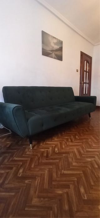 Divano in velluto verde smeraldo con piedi dorati