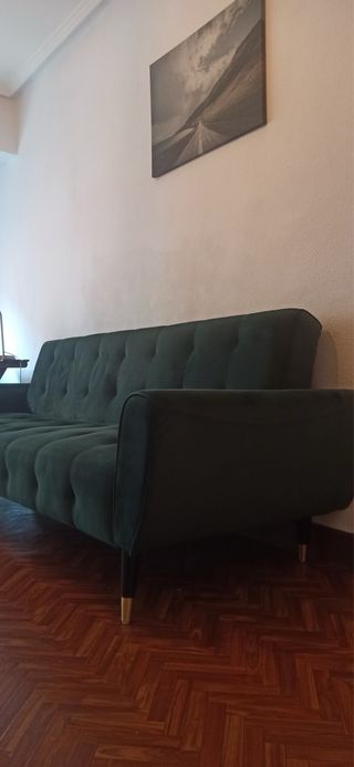 Divano in velluto verde smeraldo con piedi dorati