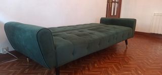 Divano in velluto verde smeraldo con piedi dorati