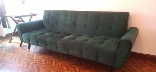 Divano in velluto verde smeraldo con piedi dorati