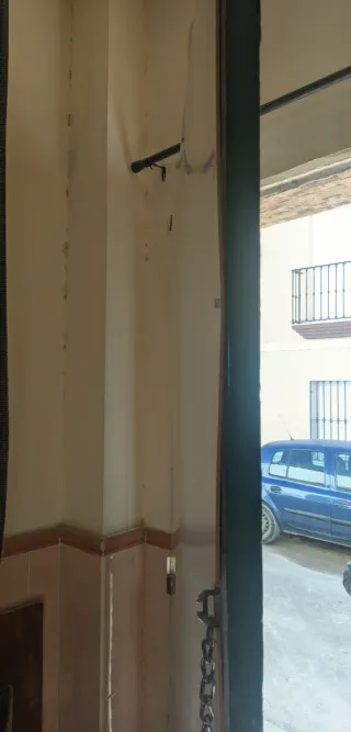 Puerta de cochera hierro perfectamente camperizada