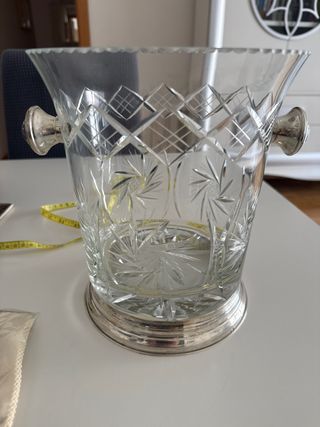 Cubitera tallada a mano.