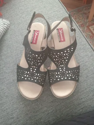 Sandalias plateadas y negras talla