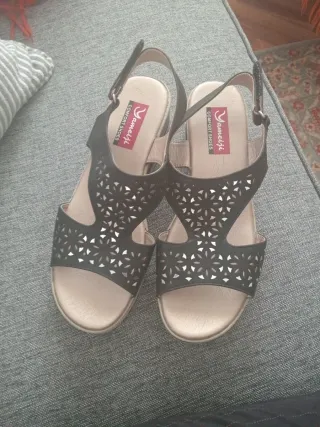 Sandalias plateadas y negras talla