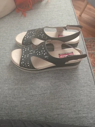 Sandalias plateadas y negras talla