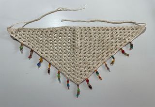 Pañuelo de croché beige con abalorios Parfois.