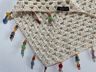 Pañuelo de croché beige con abalorios Parfois.