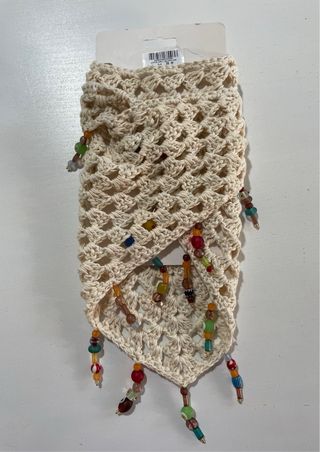 Pañuelo de croché beige con abalorios Parfois.