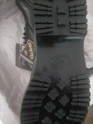 Zapatos negros Goretex.