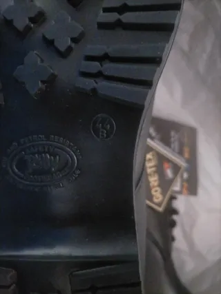 Zapatos negros Goretex.