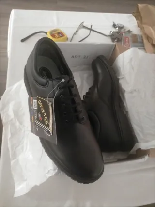 Zapatos negros Goretex.