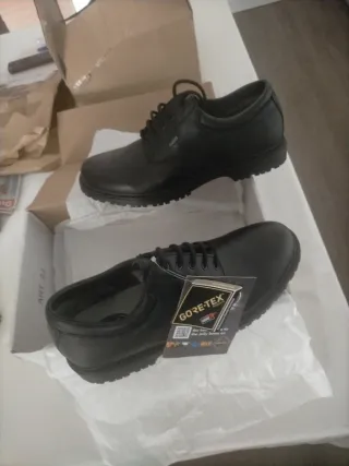 Zapatos negros Goretex.