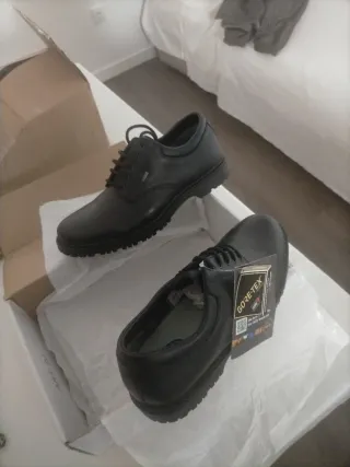 Zapatos negros Goretex.
