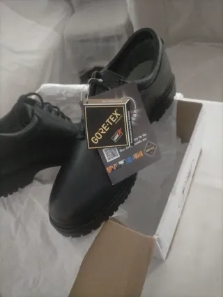 Zapatos negros Goretex.