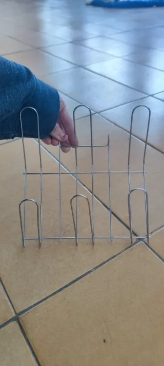 Pack percheros. Uno de metal y otro de madera.