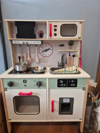 Cucina in legno per bambini con accessori