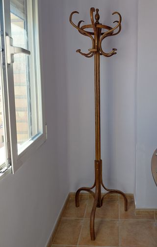 Perchero de pie antiguo de madera. Vintage