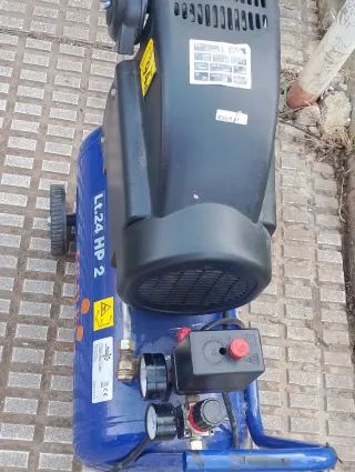 Compresor de aire de 24 litros marca Fisales