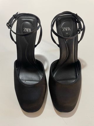 Sandalia de raso negro Zara.