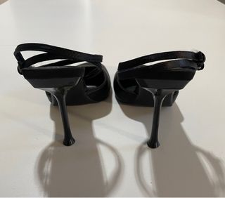 Sandalia de raso negro Zara.