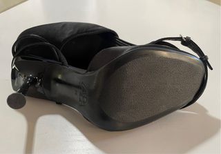 Sandalia de raso negro Zara.